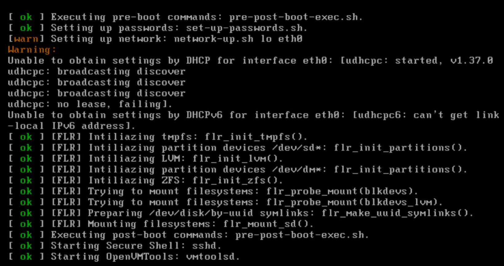 Konsole des geretteten Servers beim Start im isolierten Netz: DHCP-Anfrage ohne Antwort, Meldung no lease, failing; Rechnername geschwärzt